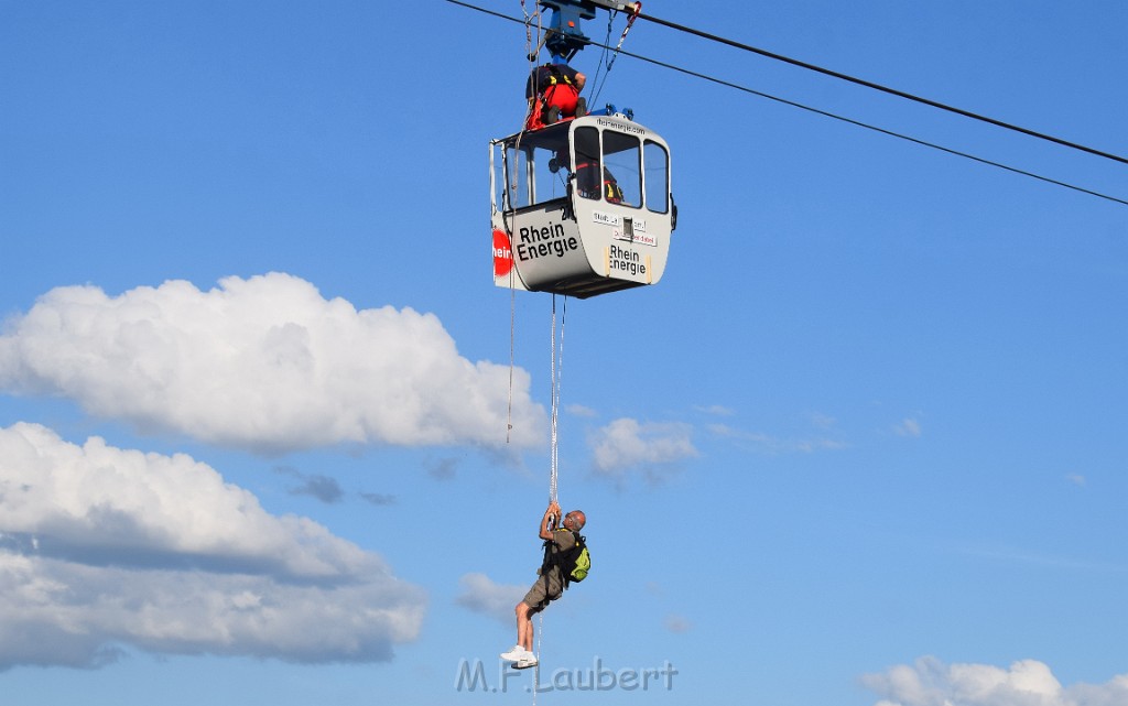 Koelner Seilbahn Gondel blieb haengen Koeln Linksrheinisch P519.JPG